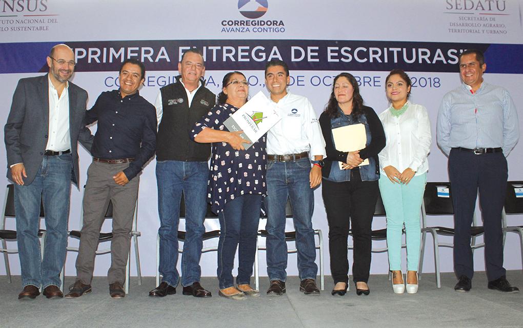 Roberto Sosa Pichardo entrega escrituras en Corregidora