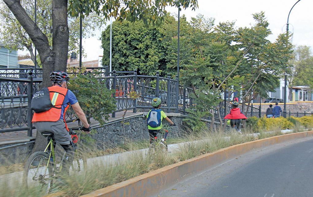 Denuncian mala infraestructura en ciclovía