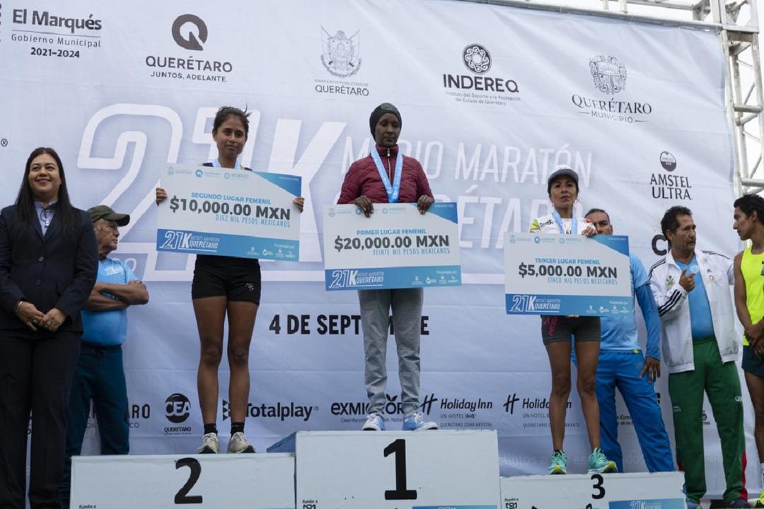 Reconocen a participantes del Medio Maratón en Querétaro