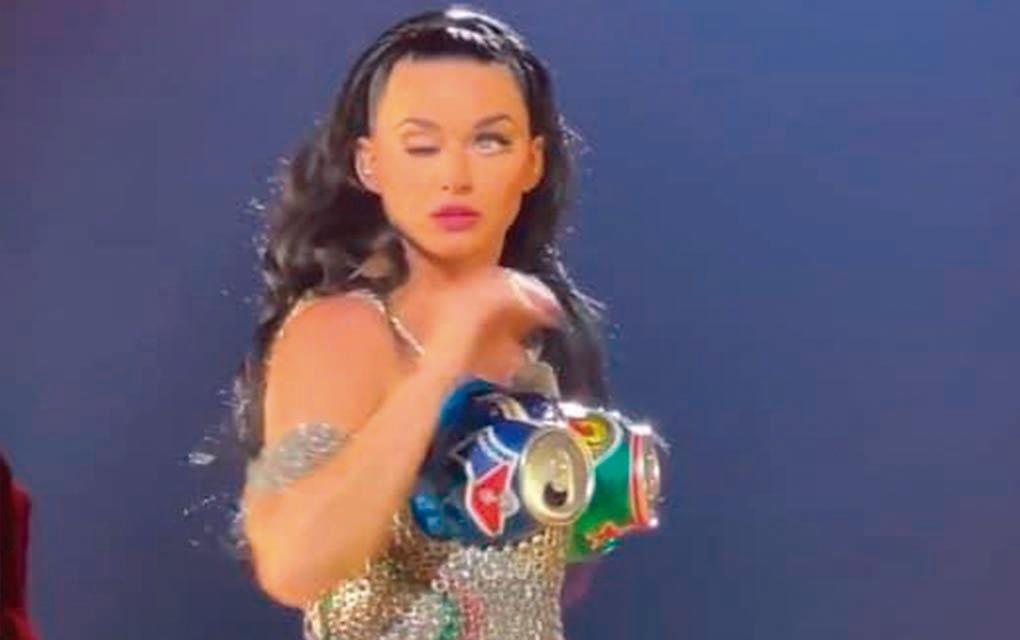 Katy Perry se hace viral por sufrir presunta parálisis facial en concierto