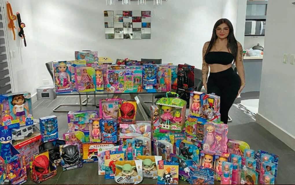 Karely Ruiz regala juguetes de Navidad a niños de bajos recursos