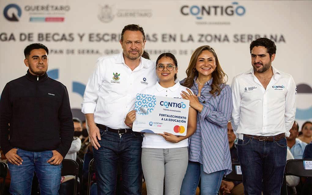 Mauricio Kuri entrega becas y escrituras en la zona serrana de Querétaro