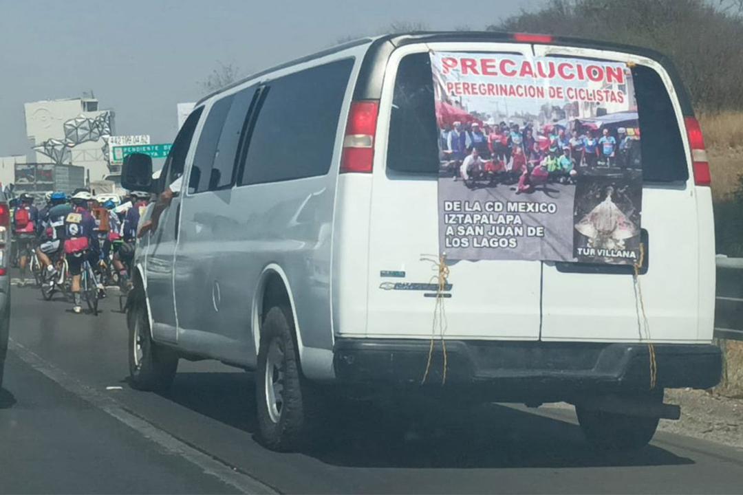 Embisten a peregrinos en la México-Querétaro