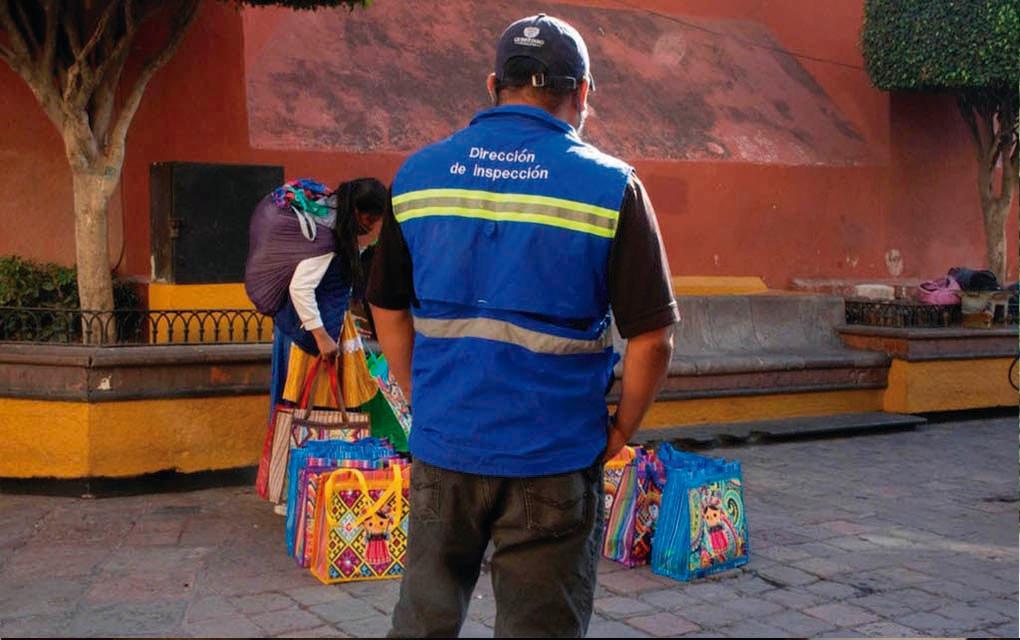 Decomisan mercancía ambulante en Centro Histórico de Querétaro