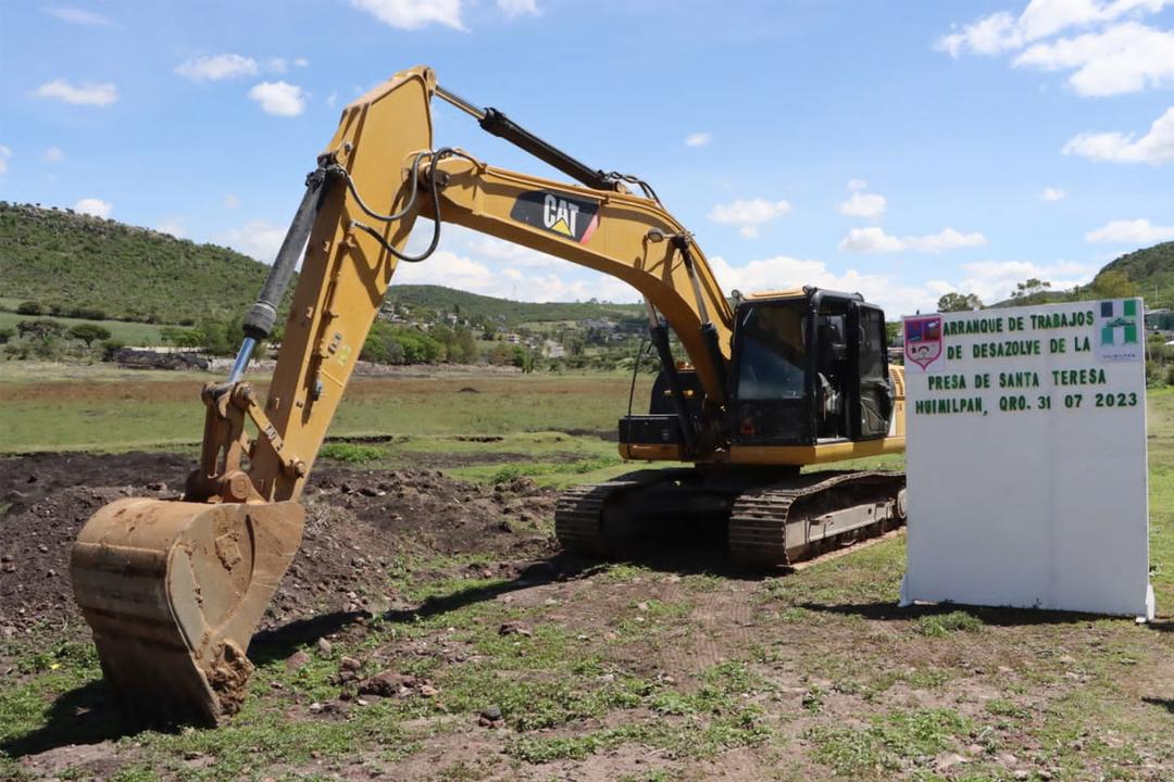 Comienzan trabajos de desazolve en presa Santa Teresa en Huimilpan