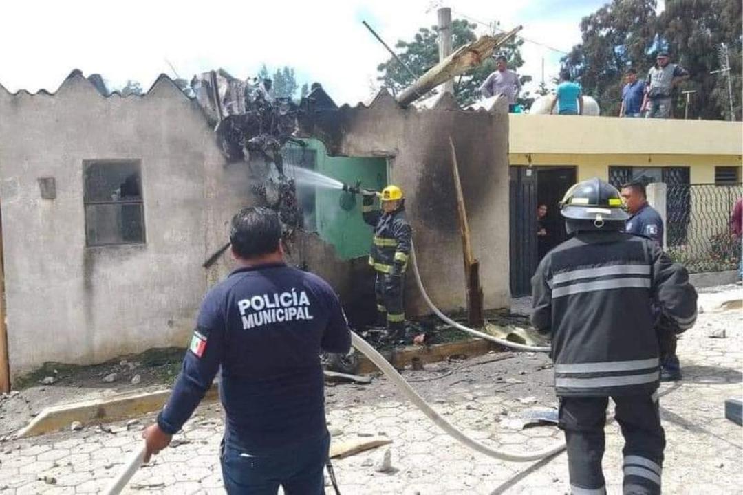 Avioneta cae sobre una vivienda en Puebla y provoca trágico accidente