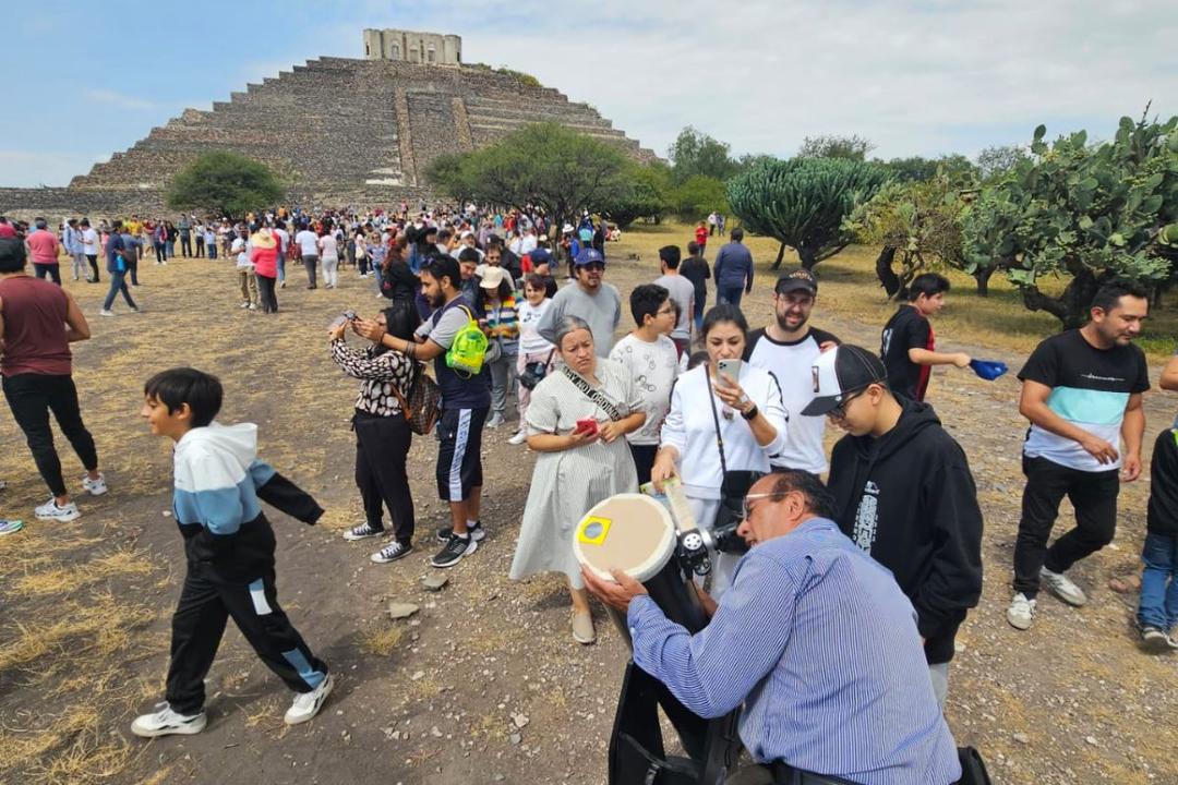 Pirámide de El Pueblito reúne familias para ver el eclipse solar