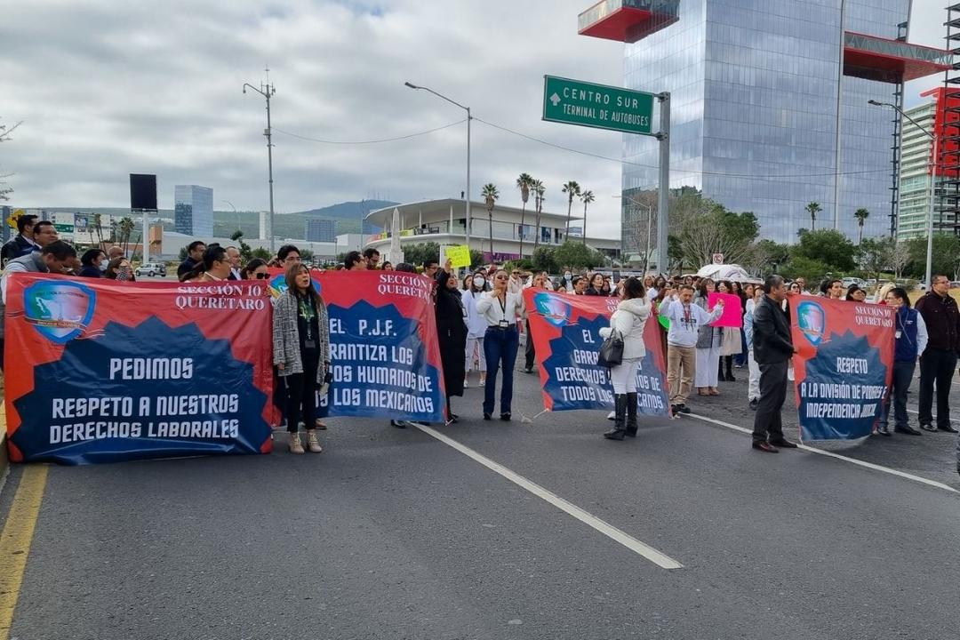 Manifestantes bloquean avenidas de Querétaro