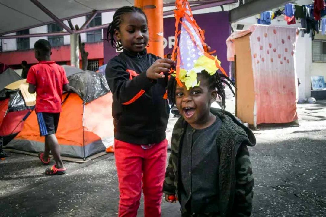 Niños migrantes viven una Navidad sin cena y sin regalos