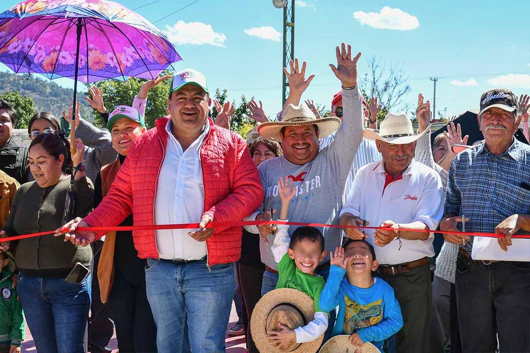 René Mejía realiza gira de arranques y entregas de obras