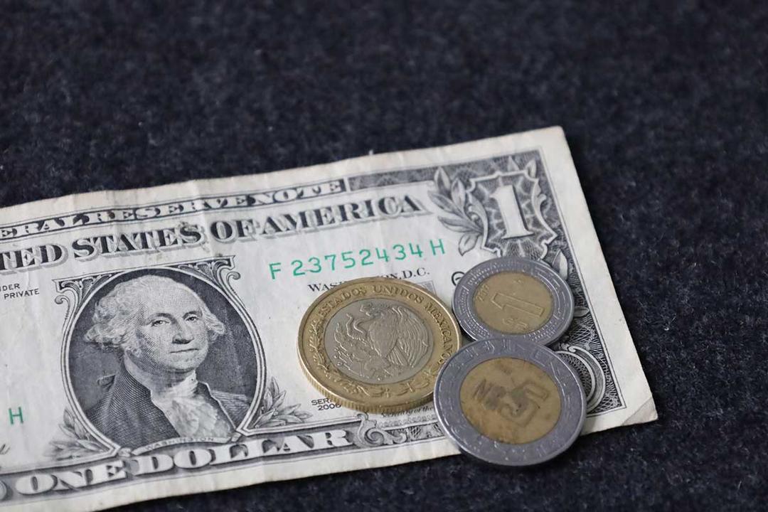 Lunes negro: Peso mexicano retrocede frente al dólar