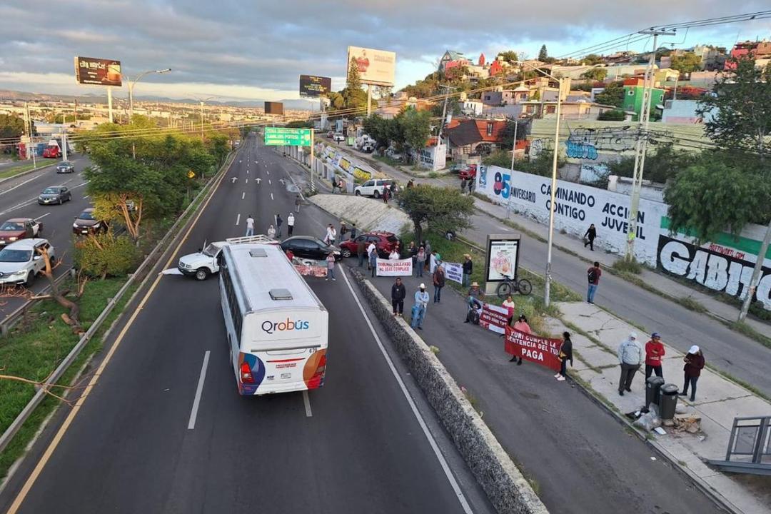 Caos vehicular sobre Bernardo Quintana