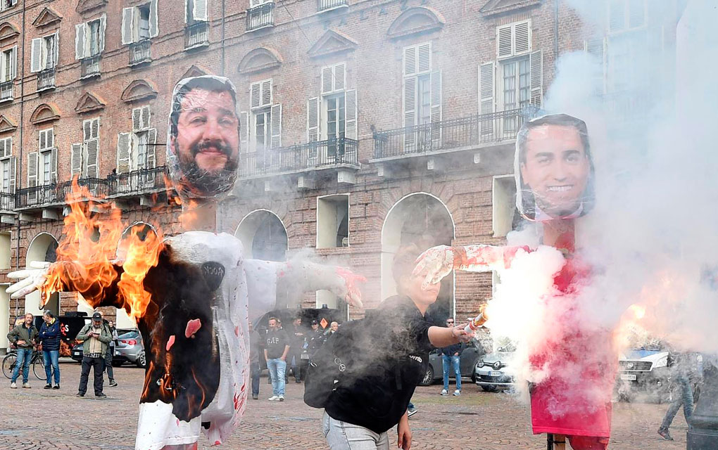 En la capital italiana los estudiantes alzaron el llamado “muro del racismo y de la ignorancia”, formado con cajas de cartón y con fotografías de los miembros del gobierno./AP