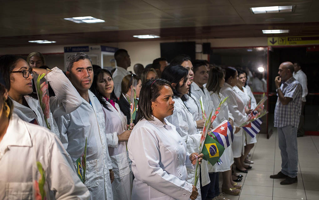 El gobierno brasileño convocó a miles de médicos para suplir las ocho mil 500 plazas de los cubanos./AP