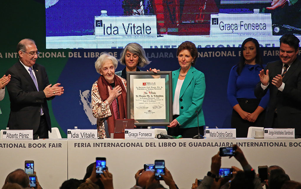 La poeta y ensayista Ida Vitale recibió el Premio FIL en lenguas Romances durante la inauguración de la edición 32 de la Feria Internacional del Libro en Guadalajara (FIL)