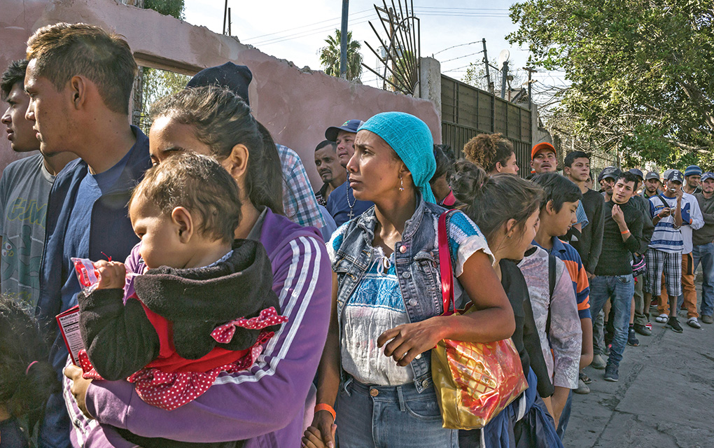 Miles de migrantes caminan miles de kilómetros para atravesar México./Foto: The New York Times