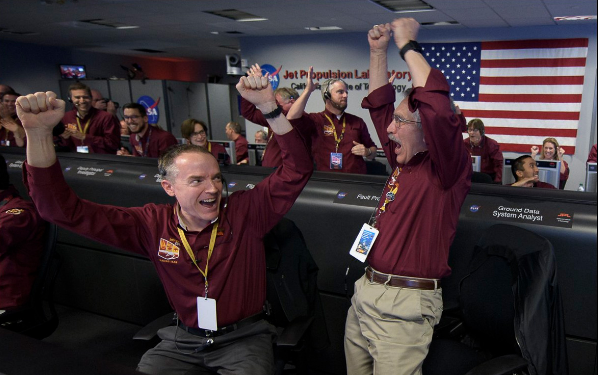 Personal de la NASA festejando aterrizaje exitoso de InSight. /Foto: Tw Oficial @nasa