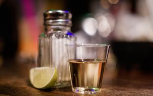 El presidente de la CNIT, Rodolfo González González, sostuvo que el tequila llega a más de 120 países siendo Estados Unidos el principal Mercado con más de 82 por ciento de las exportaciones, seguido de Alemania, España y Francia./unsplash