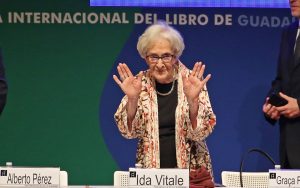 Con la premiación a la poeta arrancaron las actividades de la 32 edición del Feria Internacional del Libro de Guadalajara (FIL).