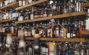 Bebidas alcohólicas no podrán ser surtidas por repartidores de apps