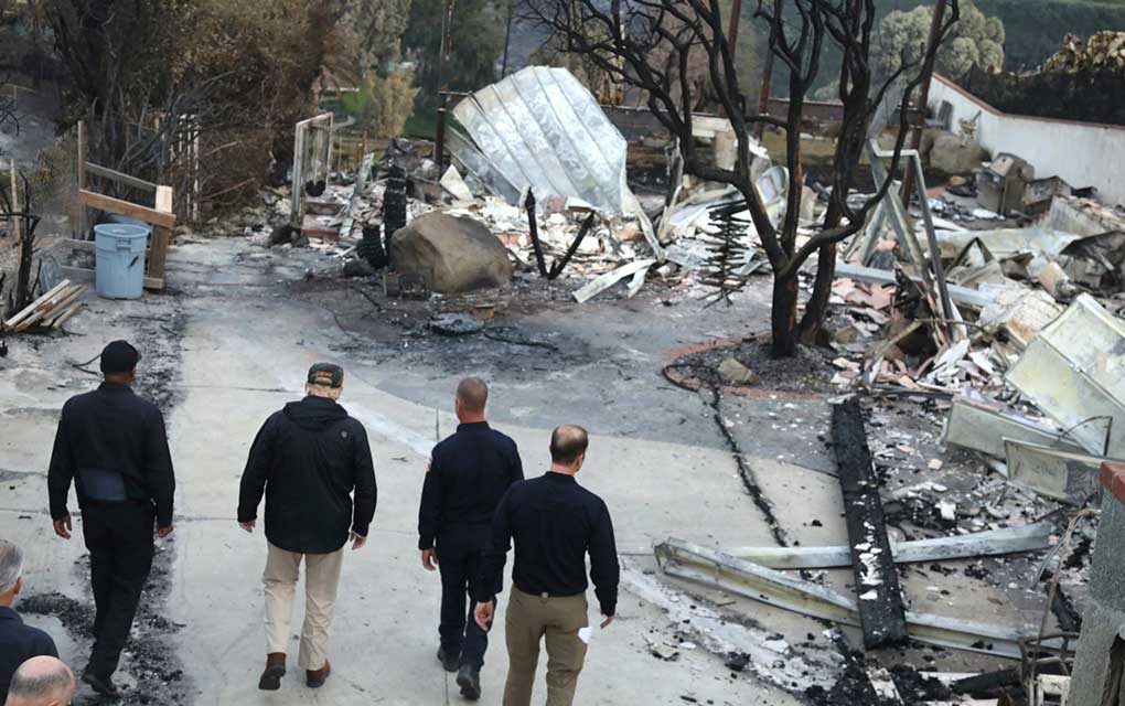 Se suman 300 mil víctimas de los incendios en California, rescatistas trabajan en la búsqueda de los afectados. /foto/especial
