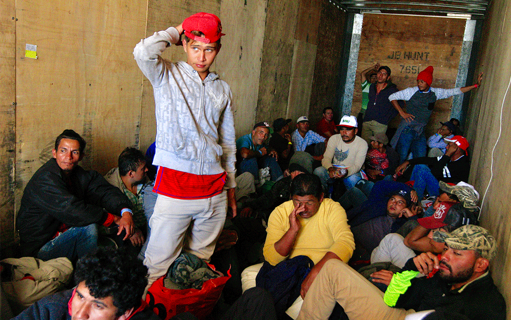 Cajas de tráiler sirven de refugio andante para migrantes centroamericanos / Foto: Notimex.