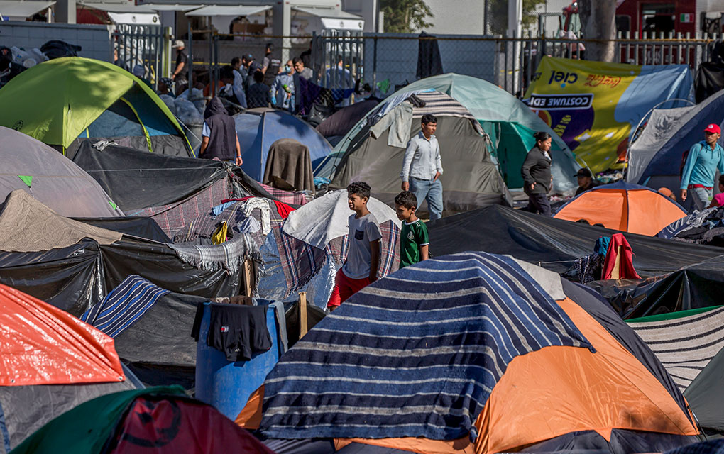  Migrantes centroamericanos permanecen en el refugio ubicado en el centro deportivo Benito Juárez, ubicado en la Zona Norte de la ciudad fronteriza