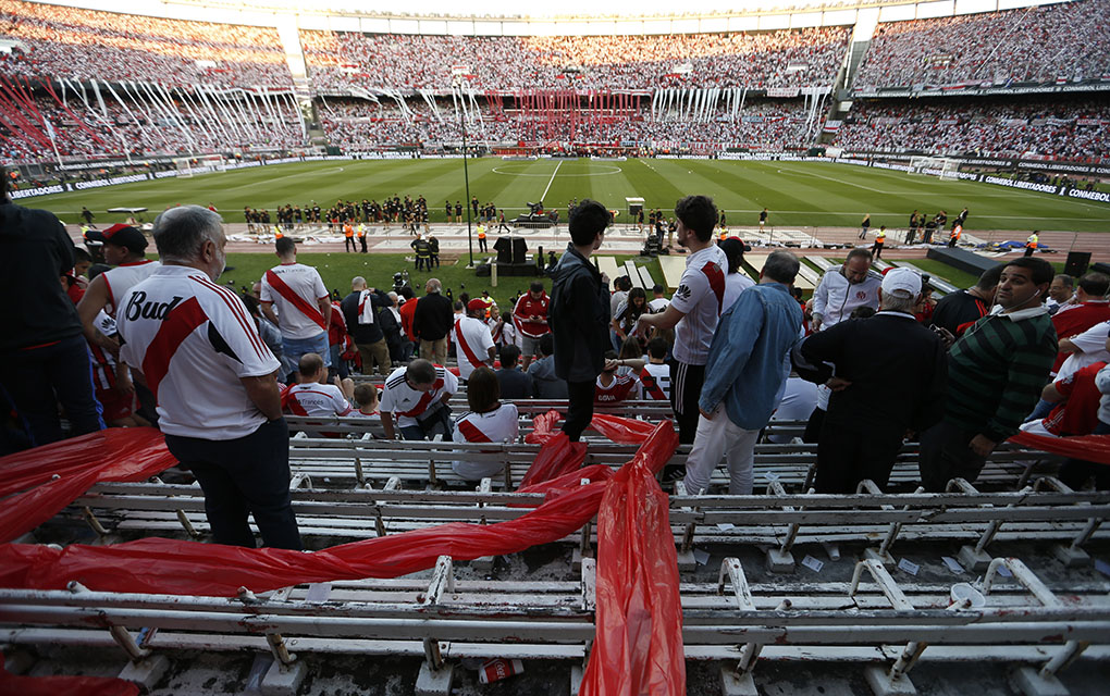 El martes, la Conmebol decidió trasladar el partido de vuelta a una sede fuera de Argentina. /AP