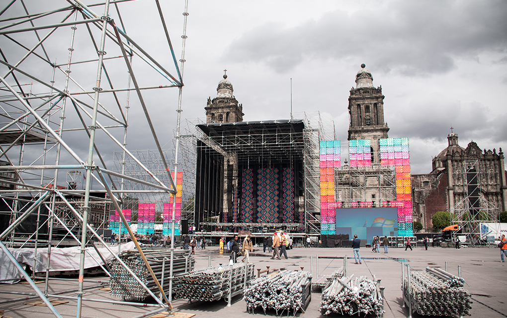 Preparativos e instalación del escenario y pantallas gigantes en el Zócalo capitalino, para la toma de posesión del presidente electo, Andrés Manuel López Obrador.