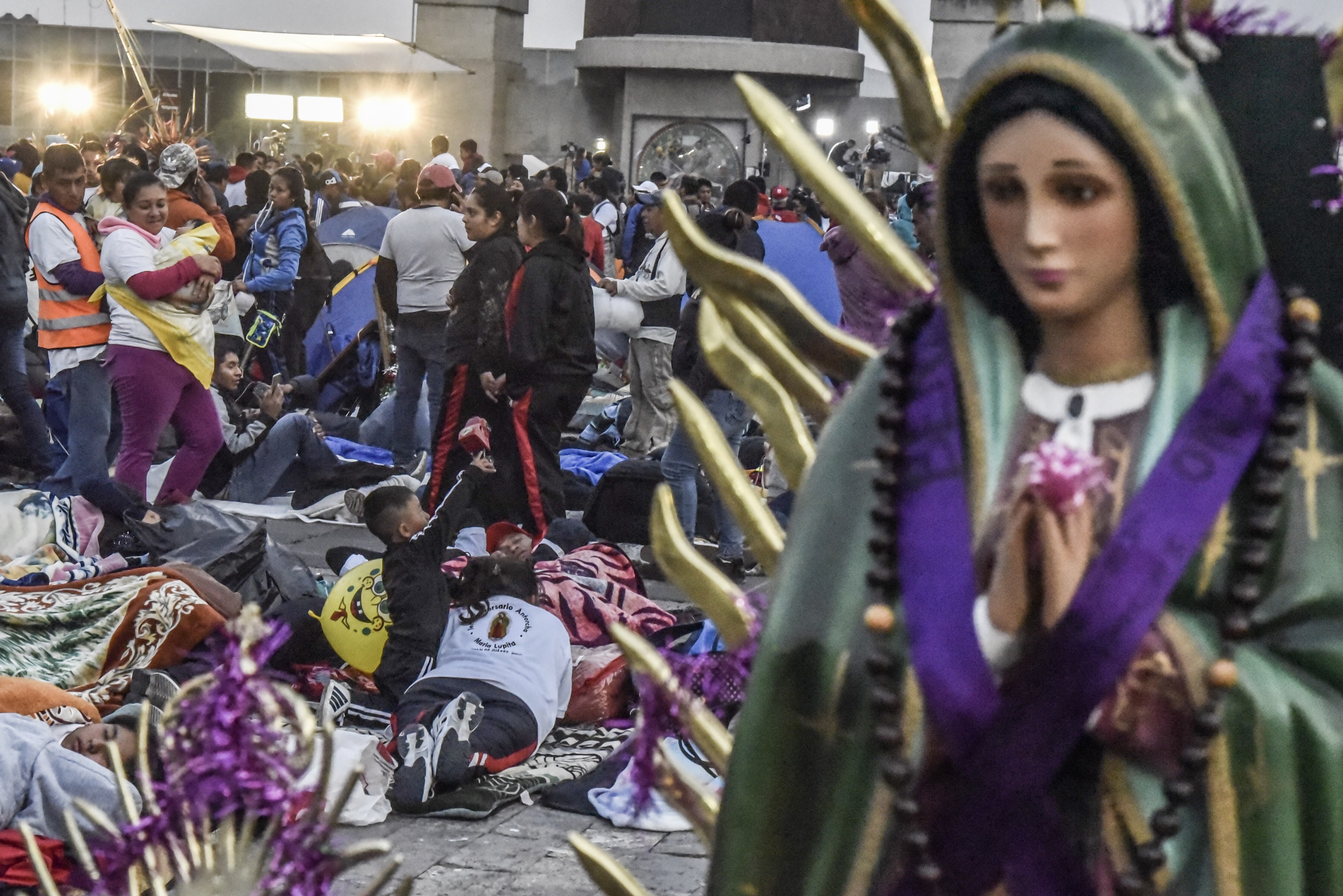 Miles de peregrinos de los diferentes estados del País continúan su arribo a la Basílica de Guadalupe. /Foto: Cuartoscuro