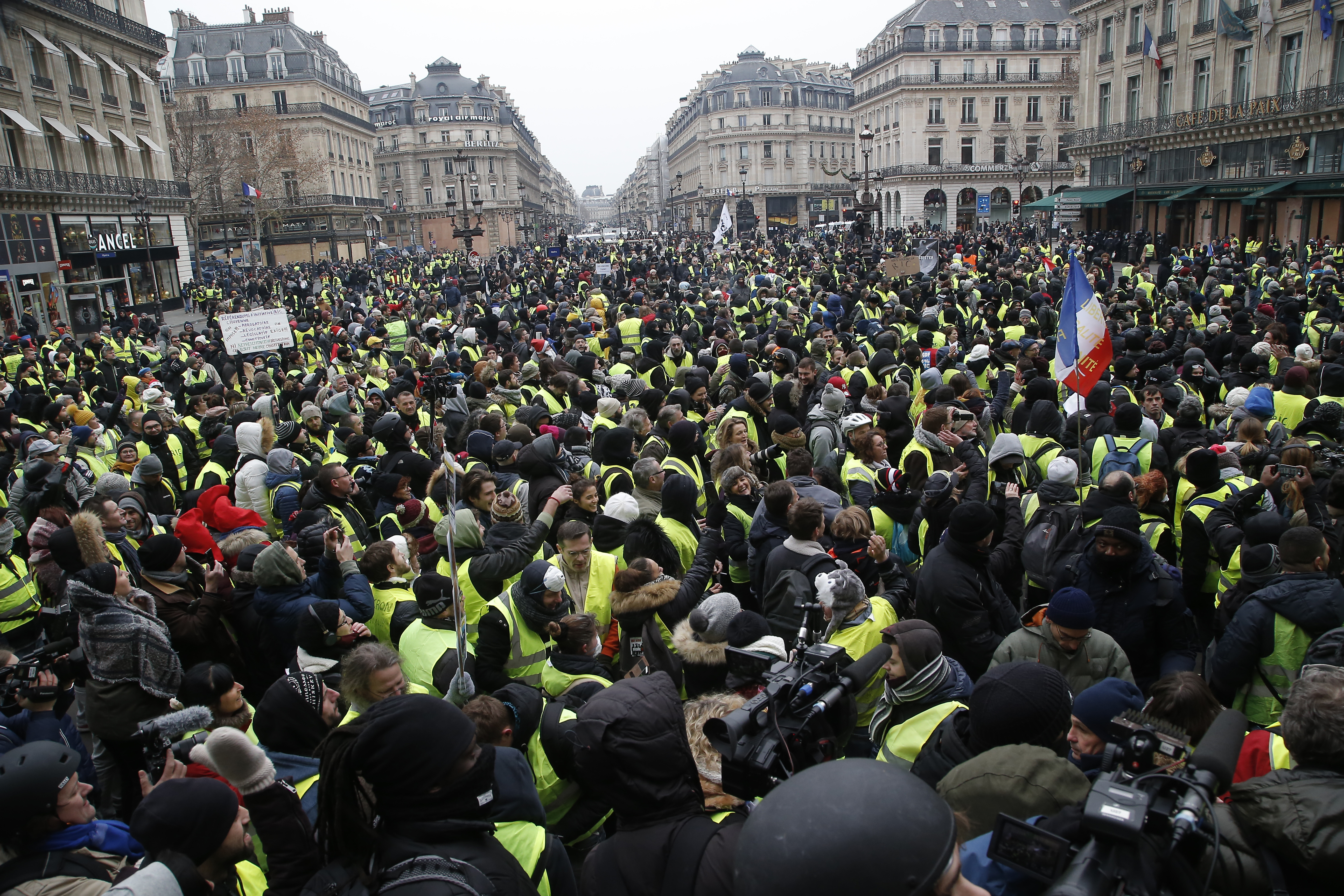 Происходившими в европе в конце. Манифестация во Франции. Митинги в Париже 2022. Забастовки во Франции 2022 сейчас. Протесты во Франции 2022.