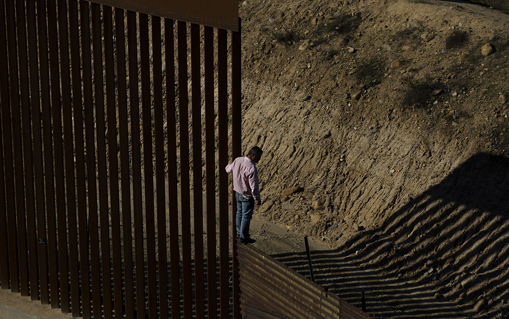 Trump también ha aventurado la idea de que el muro pudiera ser cualquier tipo de barrera./AP