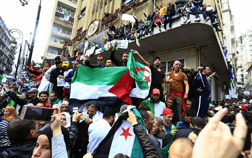 Pequeños grupos comenzaron a llenar los bulevares de la capital, Argel./AP