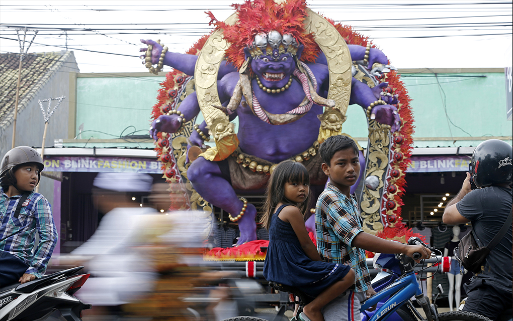 La procesión anterior al Nyepi incluye estatuas gigantes de ogoh-ogoh, que simbolizan los espíritus malignos. /Foto: AP