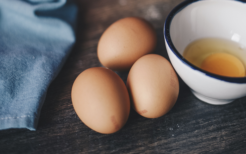 ¿Conoces el truco para saber si un huevo sirve y aún está fresco?