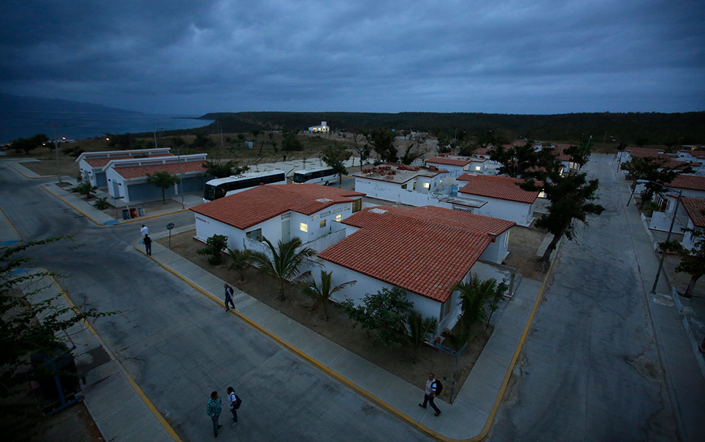 Periodistas recorren los bungalows que alojaron a reclusos del centro penal de Islas Marías el 16 de marzo del 2019 / Foto: AP.