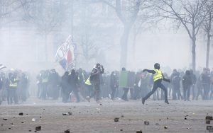 Los 'chalecos amarillos' salieron de nuevo las calles de París, pero el orden se salió de control./AP