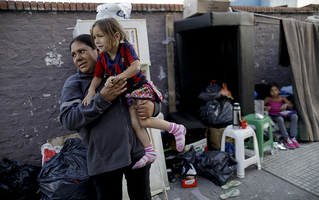 Las familias, por lo general, prefieren instalarse en la calle antes que separarse en diferentes centros de acogida./AP
