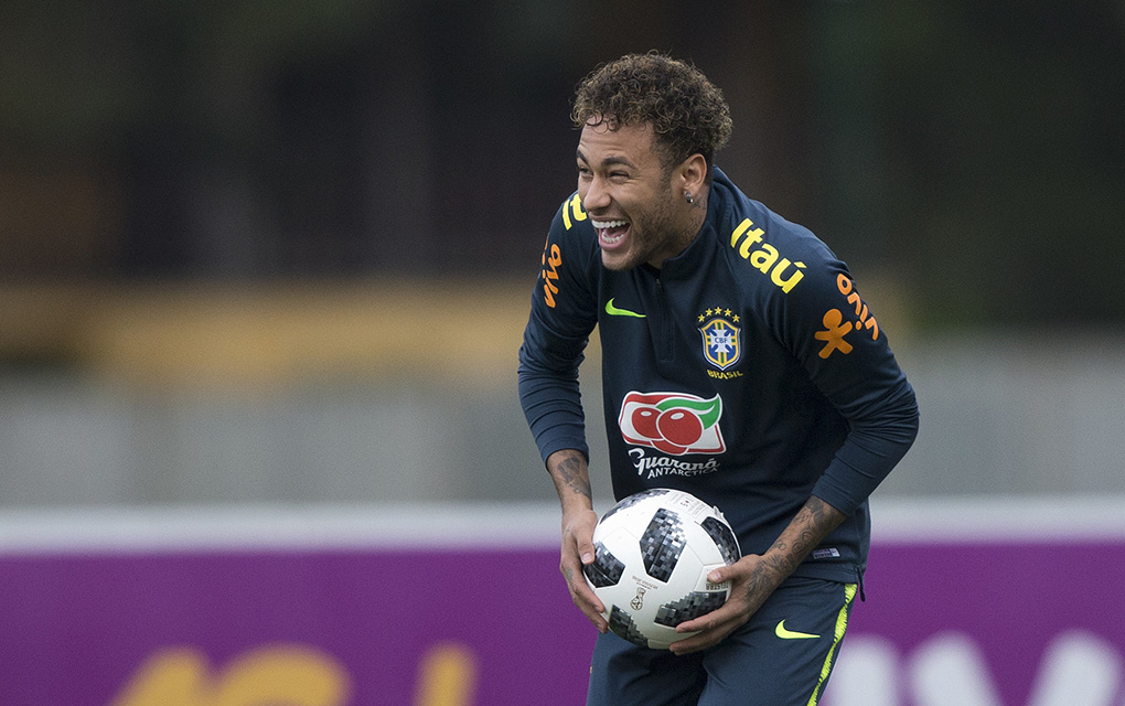Neymar, quien estaba lesionado y no jugó, disparó palabras soeces al referirse a los encargados del videoarbitraje./AP