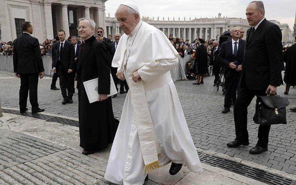 Francisco visitará una prisión a las afueras de Roma para lavar los pies a 12 reos./AP