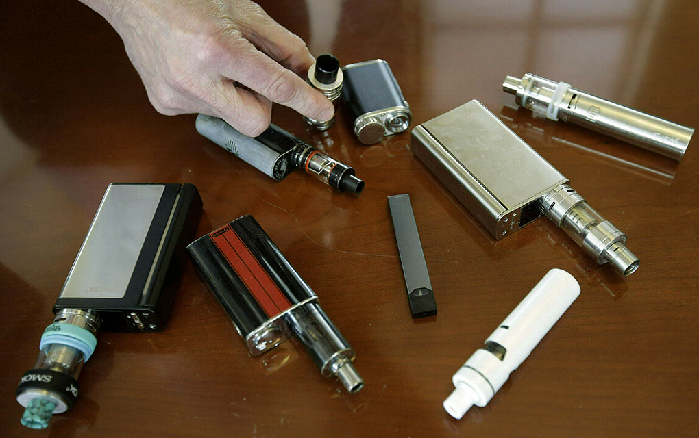Los cigarrillos electrónicos calientan una solución sazonada con nicotina hasta convertirla en un vapor inhalable./AP