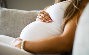 Embarazadas pueden transmitir COVID-19 a bebés