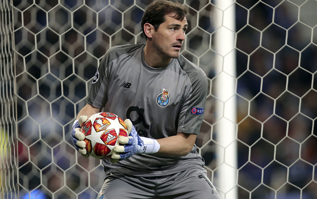 Iker Casillas, portero de Porto de Portugal, detuvo los rumores sobre su posible retiro./AP