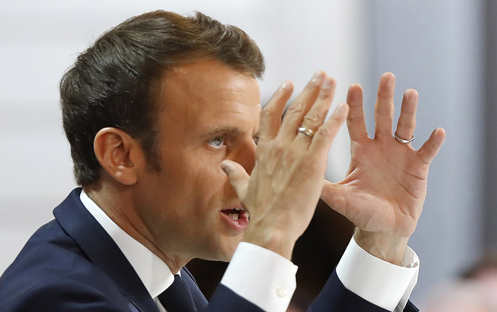 Los “rusos y algunos otros” están financiando a los partidos políticos extremos del continente, dijo Macron./AP