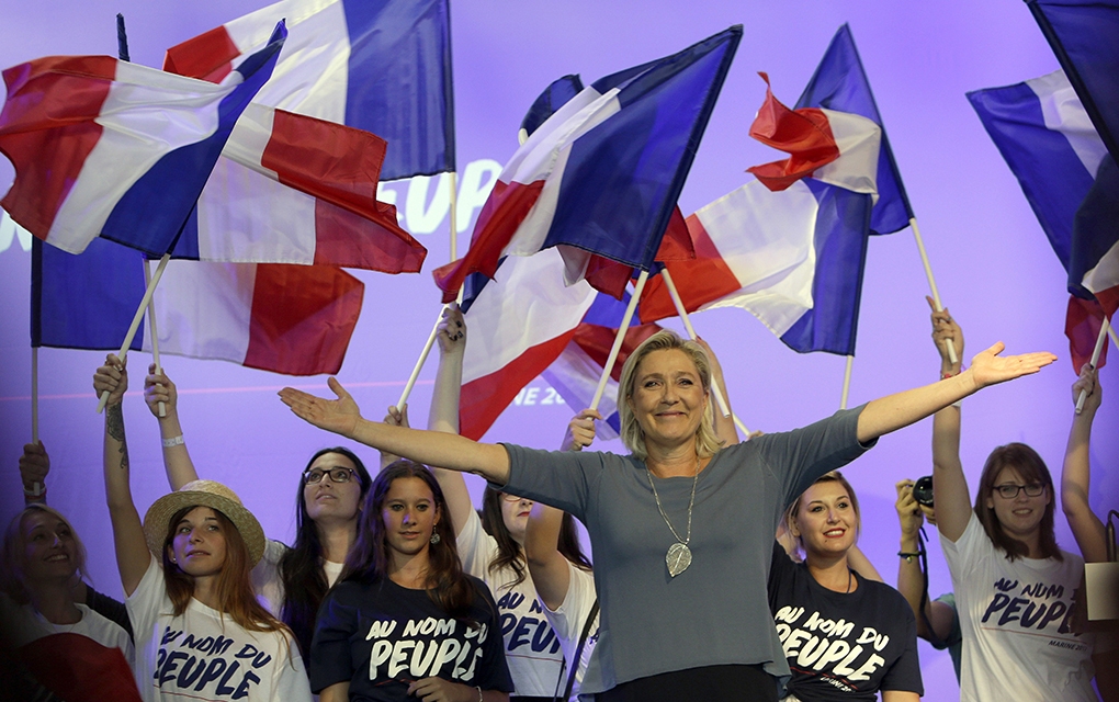 Marine Le Pen, presidenta del partido de ultraderecha Frente Nacional y seguidores. /Foto: AP