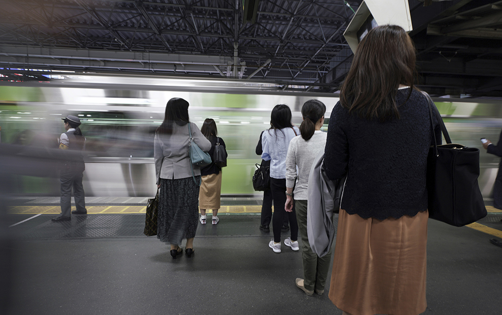 Las mujeres que viajan en trenes atestados y otros lugares públicos en Japón a menudo sufren acoso sexual./AP
