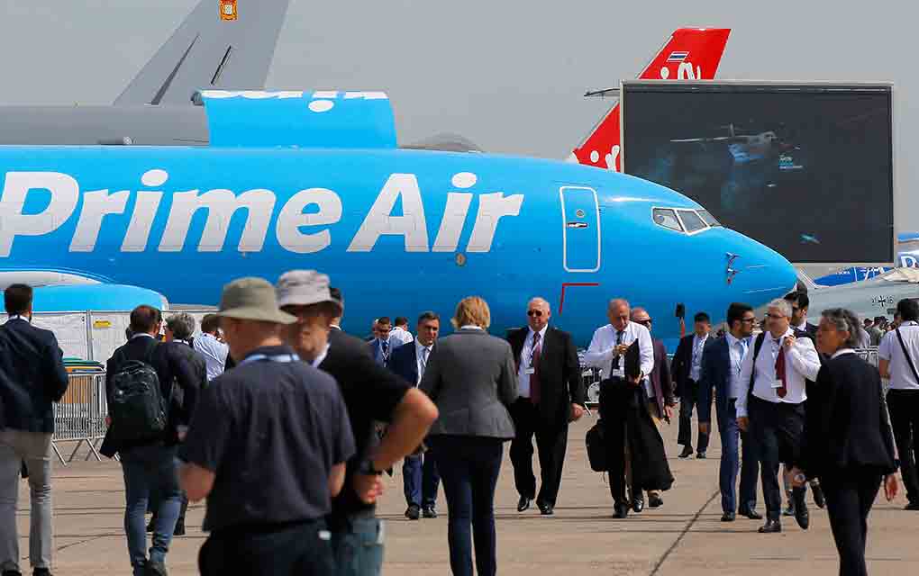 Visitantes pasan junto a un Boeing 737-800 BCF de Amazon Prime Air en la Feria Aérea de París el martes, 18 de junio, en Le Bouget / Foto: AP.