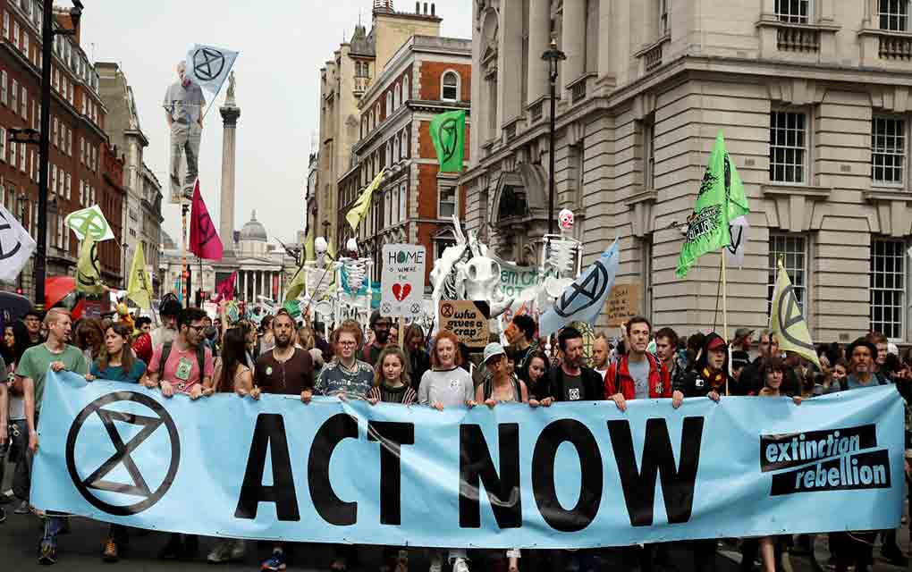 En esta imagen de archivo del martes 23 de abril de 2019, manifestantes marchan hacia el Parlamento británico en Londres / Foto: AP. 