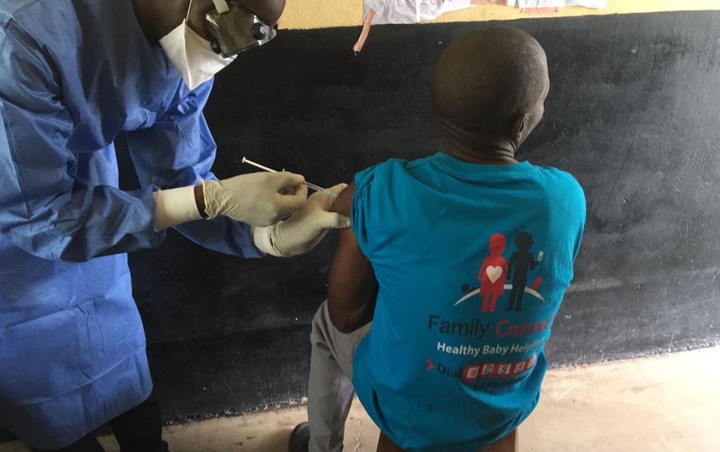 Un médico vacuna a un niño contra el ébola / Foto: Especial.