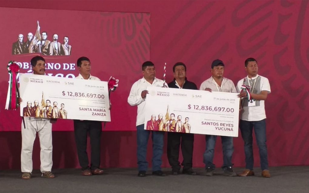 Entregan fondos recaudados en subasta a municipios de Oaxaca. /Foto: Especial